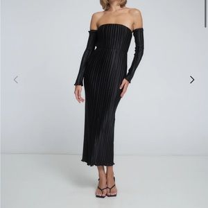 L’IDEE Gatsby pleated cold shoulder dress in black